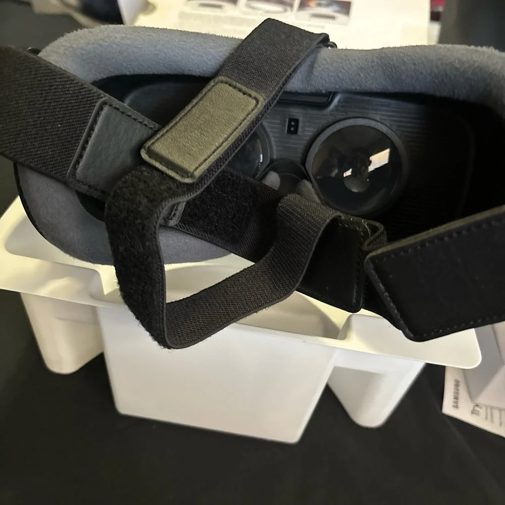 Samsung SM-R323NBKAXAR Gear VR - Brand New (Box opened to check contents only)